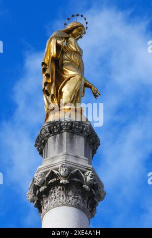 Sculpture de Zagreb de l'Ange d'Or devant la cathédrale, Croatie Banque D'Images