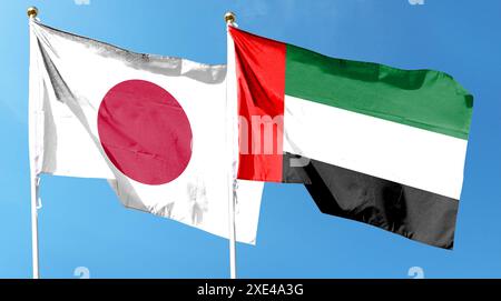 Drapeau du Japon et drapeau des Émirats arabes Unis sur ciel nuageux. ondulant dans le ciel Banque D'Images