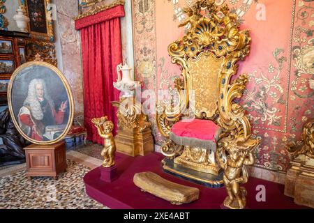 Trône antique en velours doré et rouge. Ancienne chaise royale, vintage de luxe. Banque D'Images