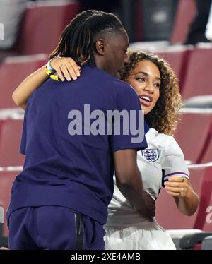 L'Anglais Eberechi Eze avec sa femme Izuthe Mulatto après le match du Groupe C de l'UEFA Euro 2024 au stade de Cologne, en Allemagne. Date de la photo : mardi 25 juin 2024. Banque D'Images