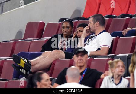 L'Anglais Jude Bellingham avec ses parents Mark Bellingham et Denise Bellingham après le match du Groupe C de l'UEFA Euro 2024 au stade de Cologne, en Allemagne. Date de la photo : mardi 25 juin 2024. Banque D'Images
