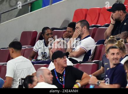L'Anglais Jude Bellingham avec ses parents Mark Bellingham et Denise Bellingham après le match du Groupe C de l'UEFA Euro 2024 au stade de Cologne, en Allemagne. Date de la photo : mardi 25 juin 2024. Banque D'Images