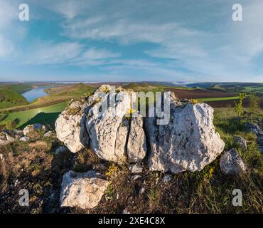 Ukraine sans agression russe. Vue imprenable sur le Dnister River Canyon avec ses rochers, ses champs et ses fleurs pittoresques. THI Banque D'Images