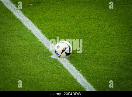 Berlin, Allemagne. 25 juin 2024. Football : Championnat d'Europe, pays-Bas - Autriche, tour préliminaire, Groupe d, jour de match 3, Olympiastadion Berlin, le ballon est sur place dans le cercle central pour le coup d'envoi. Crédit : Soeren Stache/dpa/Alamy Live News Banque D'Images