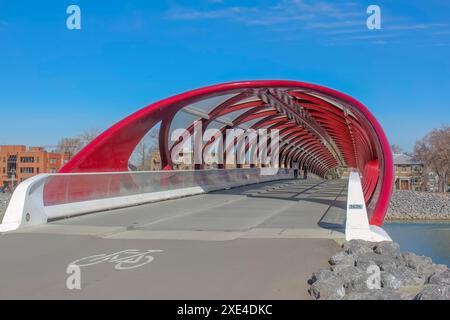 Calgary, Alberta, Canada. 10 juillet 2023. Vue intérieure sur le Peace Bridge qui accueille les gens marchant et faisant du vélo à travers le Banque D'Images