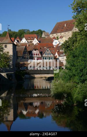 Passerelle rouge dans Schwaebisch Hall, Allemagne Banque D'Images