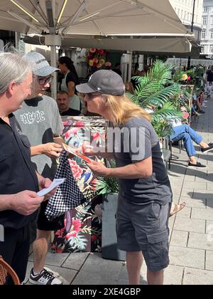 Matt LAUG avec des fans au Park Hyatt Hotel, concert AC/DC à Vienne, Autriche, le 22 juin 2024. - 20240625 PD1288 crédit : APA-PictureDesk/Alamy Live News Banque D'Images