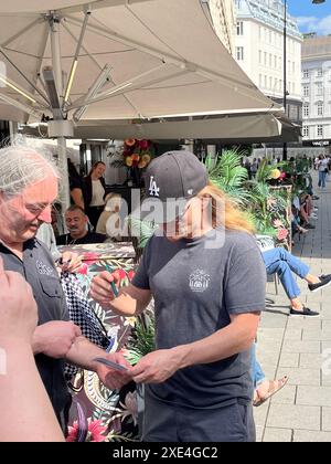 Matt LAUG avec des fans au Park Hyatt Hotel, concert AC/DC à Vienne, Autriche, le 22 juin 2024. - 20240625 PD1287 crédit : APA-PictureDesk/Alamy Live News Banque D'Images