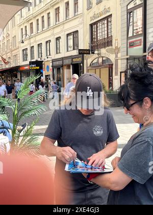 Matt LAUG avec des fans au Park Hyatt Hotel, concert AC/DC à Vienne, Autriche, le 22 juin 2024. - 20240625 PD1295 crédit : APA-PictureDesk/Alamy Live News Banque D'Images