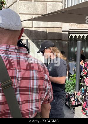 Matt LAUG avec des fans au Park Hyatt Hotel, concert AC/DC à Vienne, Autriche, le 22 juin 2024. - 20240625 PD1291 crédit : APA-PictureDesk/Alamy Live News Banque D'Images