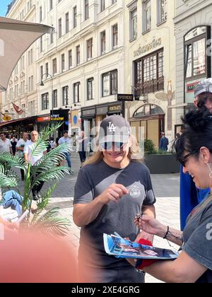 Matt LAUG avec des fans au Park Hyatt Hotel, concert AC/DC à Vienne, Autriche, le 22 juin 2024. - 20240625 PD1293 crédit : APA-PictureDesk/Alamy Live News Banque D'Images