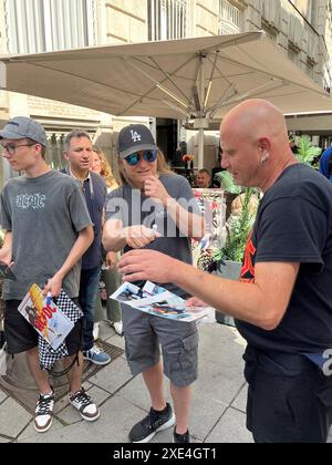 Matt LAUG avec des fans au Park Hyatt Hotel, concert AC/DC à Vienne, Autriche, le 22 juin 2024. - 20240625 PD1292 crédit : APA-PictureDesk/Alamy Live News Banque D'Images