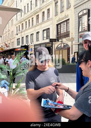 Matt LAUG avec des fans au Park Hyatt Hotel, concert AC/DC à Vienne, Autriche, le 22 juin 2024. - 20240625 PD1294 crédit : APA-PictureDesk/Alamy Live News Banque D'Images