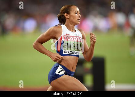 Photo du dossier datée du 23/08/15 de la Britannique Jessica Ennis-Hill en compétition dans l'épreuve féminine du 800 mètres alors qu'elle se dirigeait vers la médaille d'or pour l'heptathlon lors de la deuxième journée des Championnats du monde de l'IAAF au stade national de Beijing, en Chine. Jessica a déclaré qu'il y avait "encore un long chemin à parcourir" pour parvenir à l'égalité des sexes dans le sport. Date d'émission : mercredi 26 juin 2024. Banque D'Images