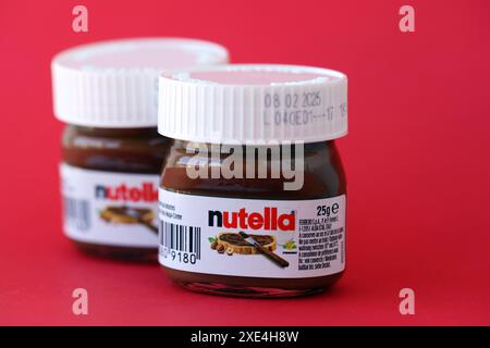 KIEV, UKRAINE - 20 AVRIL 2024 Mini Nutella 25g pot sur fond rouge gros plan Banque D'Images