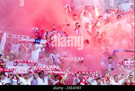 BVB Stadion Dortmund, Dortmund, Allemagne. 25 juin 2024. Euro 2024 Groupe d Football, France contre Pologne ; les fans de Pologne tirent des lumières dans les tribunes crédit : action plus Sports/Alamy Live News Banque D'Images