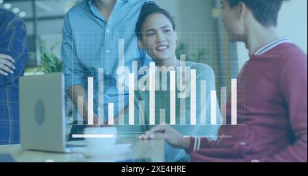Image d'un graphique et de barres de chargement sur divers collègues discutant des rapports au bureau Banque D'Images