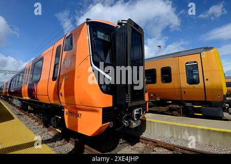 New West Midlands Railway trains électriques Alstom de classe 730 vus au dépôt WMR Soho, Birmingham à côté des anciens trains Class 323 EMU, avril 2024 Banque D'Images