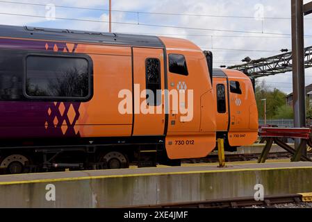 New West Midlands Railway trains électriques Alstom de classe 730 vus au dépôt WMR Soho, Birmingham à côté des anciens trains Class 323 EMU, avril 2024 Banque D'Images