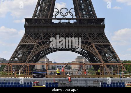 Paris, France. 25 juin 2024. La photo prise le 25 juin 2024 montre le stade de la Tour Eiffel, qui accueillera le Beach volley lors des Jeux Olympiques de Paris 2024 et le Football aveugle lors des Jeux Paralympiques de Paris 2024, à Paris, France. Crédit : Julien Mattia/Xinhua/Alamy Live News Banque D'Images