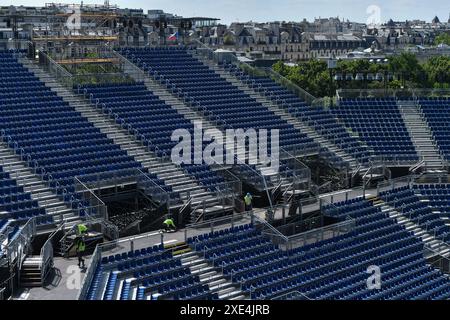 Paris, France. 25 juin 2024. La photo prise le 25 juin 2024 montre le stade de la Tour Eiffel, qui accueillera le Beach volley lors des Jeux Olympiques de Paris 2024 et le Football aveugle lors des Jeux Paralympiques de Paris 2024, à Paris, France. Crédit : Julien Mattia/Xinhua/Alamy Live News Banque D'Images