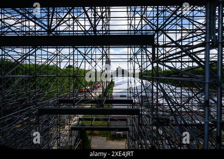 Paris, France. 25 juin 2024. La photo prise le 25 juin 2024 montre le stade de la Tour Eiffel, qui accueillera le Beach volley lors des Jeux Olympiques de Paris 2024 et le Football aveugle lors des Jeux Paralympiques de Paris 2024, à Paris, France. Crédit : Julien Mattia/Xinhua/Alamy Live News Banque D'Images