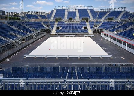 Paris, France. 25 juin 2024. La photo prise le 25 juin 2024 montre le stade de la Tour Eiffel, qui accueillera le Beach volley lors des Jeux Olympiques de Paris 2024 et le Football aveugle lors des Jeux Paralympiques de Paris 2024, à Paris, France. Crédit : Julien Mattia/Xinhua/Alamy Live News Banque D'Images