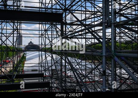 Paris, France. 25 juin 2024. La photo prise le 25 juin 2024 montre le stade de la Tour Eiffel, qui accueillera le Beach volley lors des Jeux Olympiques de Paris 2024 et le Football aveugle lors des Jeux Paralympiques de Paris 2024, à Paris, France. Crédit : Julien Mattia/Xinhua/Alamy Live News Banque D'Images