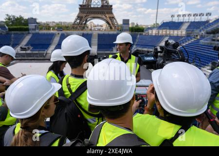 Paris, France. 25 juin 2024. La photo prise le 25 juin 2024 montre le stade de la Tour Eiffel, qui accueillera le Beach volley lors des Jeux Olympiques de Paris 2024 et le Football aveugle lors des Jeux Paralympiques de Paris 2024, à Paris, France. Crédit : Julien Mattia/Xinhua/Alamy Live News Banque D'Images