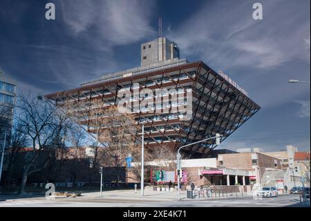 Bratislava, Slovaquie - 20 janvier 2024 : le bâtiment de la radio slovaque (Budova Slovenskeho rozhlasu) a la forme d'un py inversé Banque D'Images