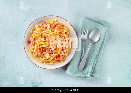 Plat de pâtes Carbonara, spaghetti traditionnels avec pancetta et fromage Banque D'Images
