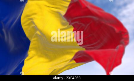 Drapeau national de la Roumanie agitant au vent par temps clair Banque D'Images