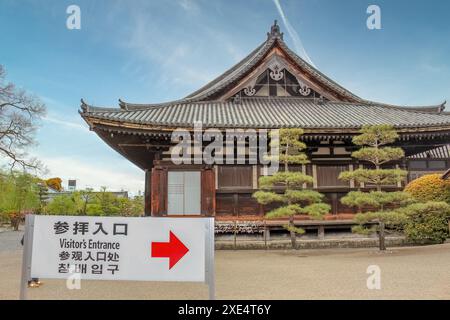 Kyoto, Japon. 28 janvier 2024. Un signe visiteur au Sanjusangen-do un temple bouddhiste de la secte Tendai dans le distric Higashiyama Banque D'Images