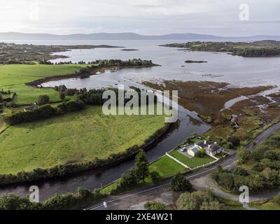 Maison typique et route à côté de Bantry Bay Banque D'Images