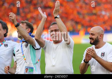 Berlin, Allemagne. 25 juin 2024. Le manager autrichien Ralf Rangnick (C) et les autres membres du staff célèbrent la victoire après le match de la phase de groupes de l'UEFA EURO 2024 pays-Bas contre Autriche à l'Olympiastadion de Berlin. Crédit : Oleksandr Prykhodko/Alamy Live News Banque D'Images