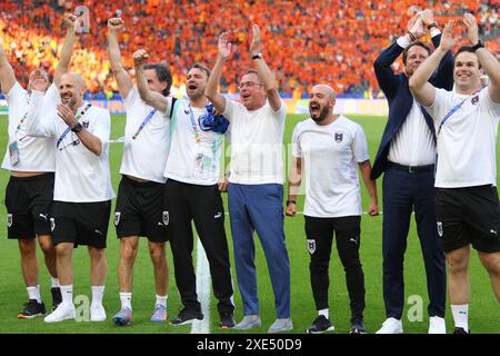 Berlin, Allemagne. 25 juin 2024. Le manager autrichien Ralf Rangnick (C) et les autres membres du staff célèbrent la victoire après le match de la phase de groupes de l'UEFA EURO 2024 pays-Bas contre Autriche à l'Olympiastadion de Berlin. Crédit : Oleksandr Prykhodko/Alamy Live News Banque D'Images