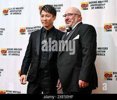 2023 Sugar Ray Robinson Award (BWAA Fighter of the Year) Naoya Inoue du Japon (l), la championne du monde incontestée des super-poids lourds, assiste à la cérémonie de remise des prix de la Boxing Writers Association of America (BWAA) à New York, New York, États-Unis, le 6 juin 2024. Crédit : Hiroaki Finito Yamaguchi/AFLO/Alamy Live News Banque D'Images