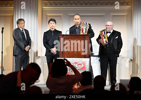 2023 Sugar Ray Robinson Award (BWAA Fighter of the Year) Naoya Inoue du Japon (2e l), championne du monde incontestée des super-poids lourds, écoute Douglass Fischer (2e R), rédacteur en chef du magazine The Ring, lors de la cérémonie de remise des prix de la Boxing Writers Association of America (BWAA) à New York, États-Unis, 6 juin 2024. Crédit : Hiroaki Finito Yamaguchi/AFLO/Alamy Live News Banque D'Images