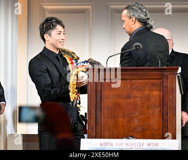 2023 Sugar Ray Robinson Award (BWAA Fighter of the Year) Naoya Inoue du Japon (l), championne du monde incontestée des super-poids lourds, reçoit la ceinture de Douglass Fischer, rédacteur en chef du magazine The Ring, lors de la cérémonie de remise des prix Boxing Writers Association of America (BWAA) à New York, États-Unis, 6 juin 2024. Crédit : Hiroaki Finito Yamaguchi/AFLO/Alamy Live News Banque D'Images