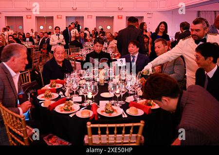 2023 Sugar Ray Robinson Award (BWAA Fighter of the Year) Naoya Inoue du Japon (C), la championne du monde incontestée des super-poids lourds, assiste à la cérémonie de remise des prix de la Boxing Writers Association of America (BWAA) avec le promoteur de boxe Bob Arum (G) et le président d'Ohhashi Boxing Gym Hideyuki Ohashi (R) à New York, New York, États-Unis, 6 juin 2024. Crédit : Hiroaki Finito Yamaguchi/AFLO/Alamy Live News Banque D'Images