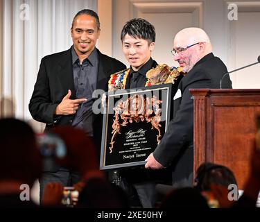 2023 Sugar Ray Robinson Award (BWAA Fighter of the Year) Naoya Inoue du Japon (C), la championne du monde incontestée des super-poids lourds, pose avec Douglass Fischer (l), le rédacteur en chef du magazine The Ring, lors de la cérémonie de remise des prix Boxing Writers Association of America (BWAA) à New York, New York, États-Unis, 6 juin 2024. Crédit : Hiroaki Finito Yamaguchi/AFLO/Alamy Live News Banque D'Images