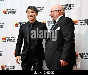 2023 Sugar Ray Robinson Award (BWAA Fighter of the Year) Naoya Inoue du Japon (l), la championne du monde incontestée des super-poids lourds, assiste à la cérémonie de remise des prix de la Boxing Writers Association of America (BWAA) à New York, New York, États-Unis, le 6 juin 2024. Crédit : Hiroaki Finito Yamaguchi/AFLO/Alamy Live News Banque D'Images