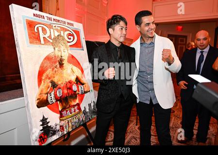 2023 Sugar Ray Robinson Award (BWAA Fighter of the Year) Naoya Inoue du Japon (l), la championne du monde incontestée des super-poids lourds, assiste à la cérémonie de remise des prix de la Boxing Writers Association of America (BWAA) à New York, New York, États-Unis, le 6 juin 2024. Crédit : Hiroaki Finito Yamaguchi/AFLO/Alamy Live News Banque D'Images