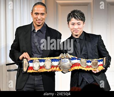 2023 Sugar Ray Robinson Award (BWAA Fighter of the Year) Naoya Inoue du Japon (R), la championne du monde incontestée des super-poids lourds, reçoit la ceinture de Douglass Fischer, le rédacteur en chef du magazine The Ring, lors de la cérémonie de remise des prix Boxing Writers Association of America (BWAA) à New York, États-Unis, 6 juin 2024. Crédit : Hiroaki Finito Yamaguchi/AFLO/Alamy Live News Banque D'Images