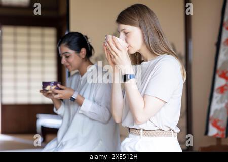 Étranger recevant du thé matcha Banque D'Images