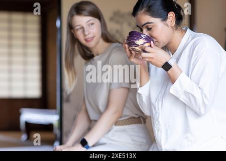 Étranger recevant du thé matcha Banque D'Images