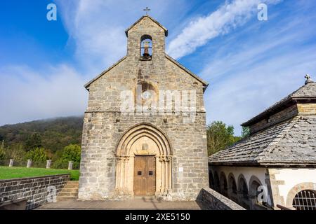 Église de Santiago et silo Charlemagne. Collégiale royale de Santa MarÃ­a de Roncesvalles Banque D'Images