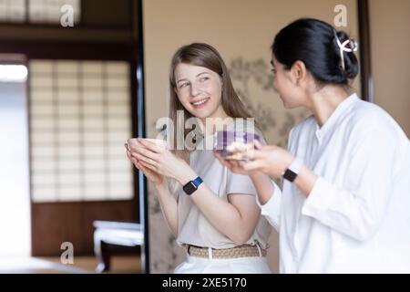 Étranger recevant du thé matcha Banque D'Images