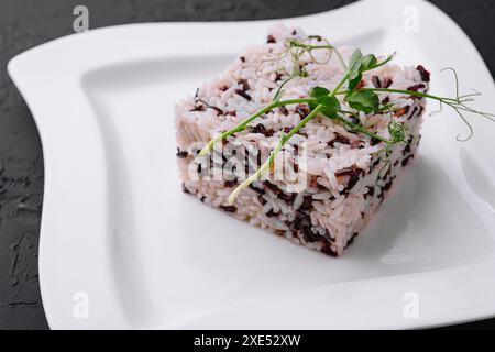 Riz mélangé bouilli sur assiette blanche Banque D'Images