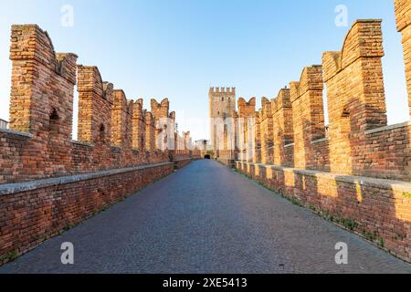 Vérone, Italie. Pont de Castelvecchio sur l'Adige. Visite du vieux château au lever du soleil. Banque D'Images